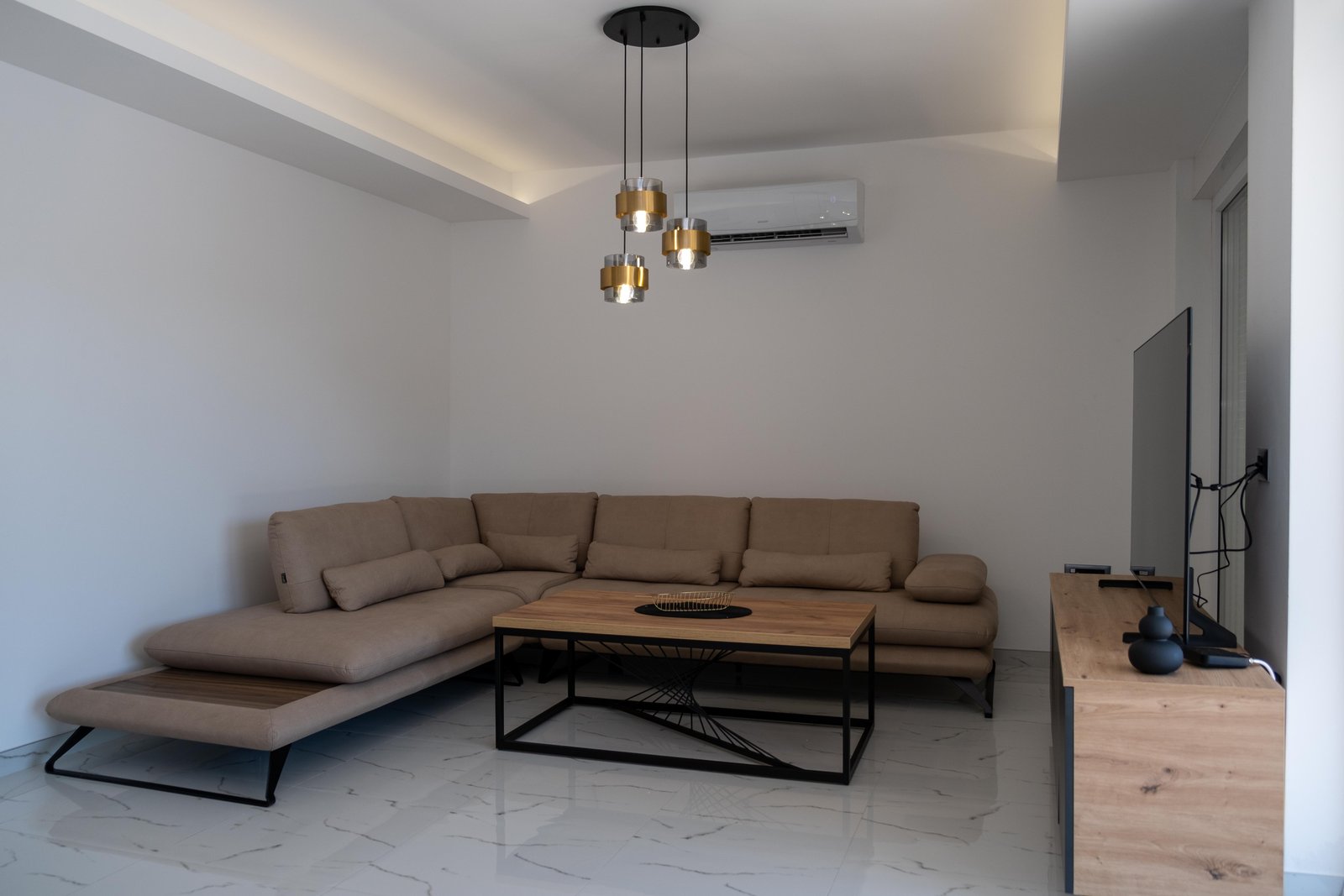 Spacious living room with sofa and air conditioning at Villa Verona